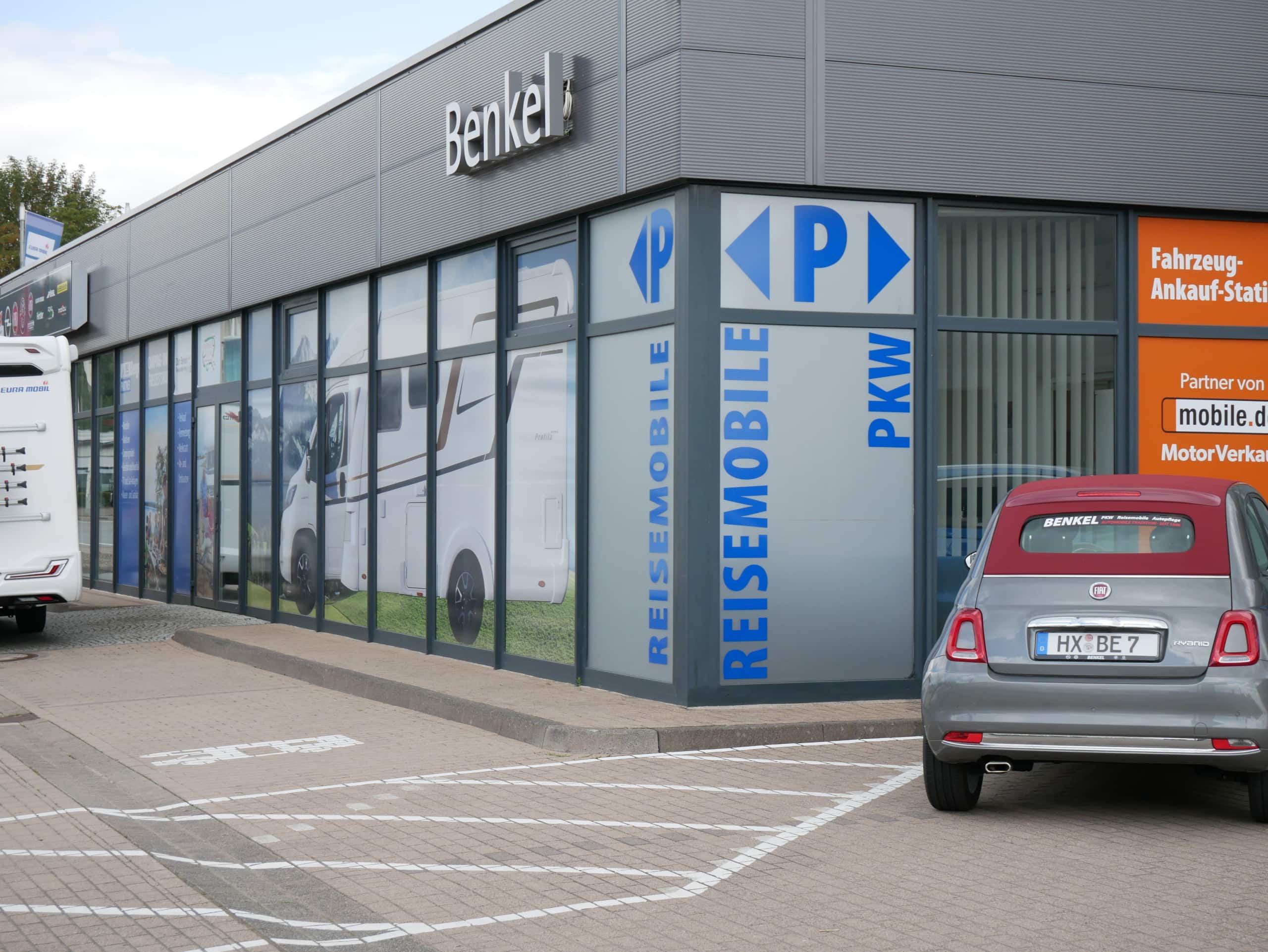 Wohnmobile und PKW parken am Autohaus Benkel