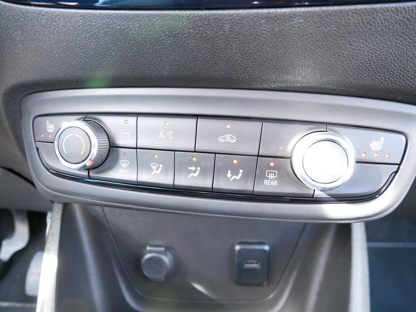 Fahrzeugabbildung Opel Crossland-X 1.2 ''120 Jahre'' AHK Kamera SHZ+LHZ